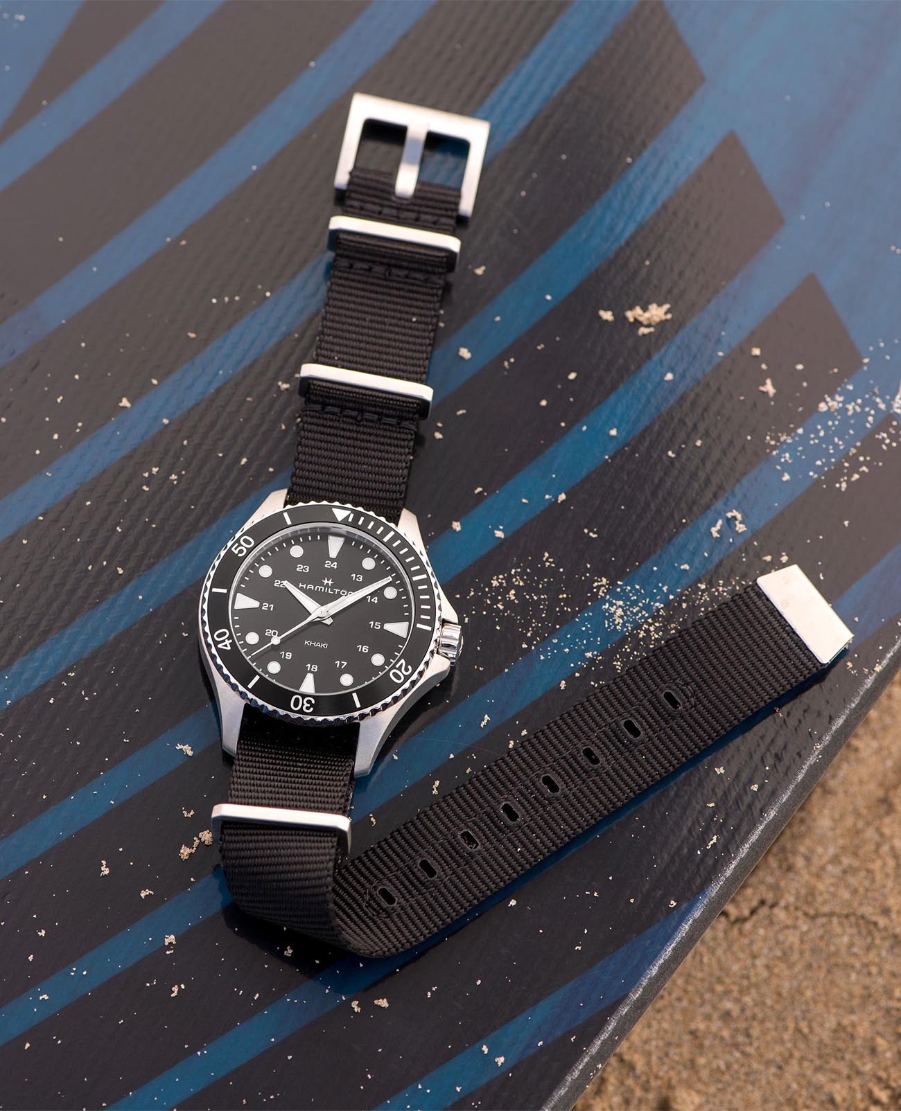 Оригинальные часы Hamilton Hamilton Khaki Navy Scuba Quartz H82201931 кварцевые калибр механизма eta f06.105 общий вид