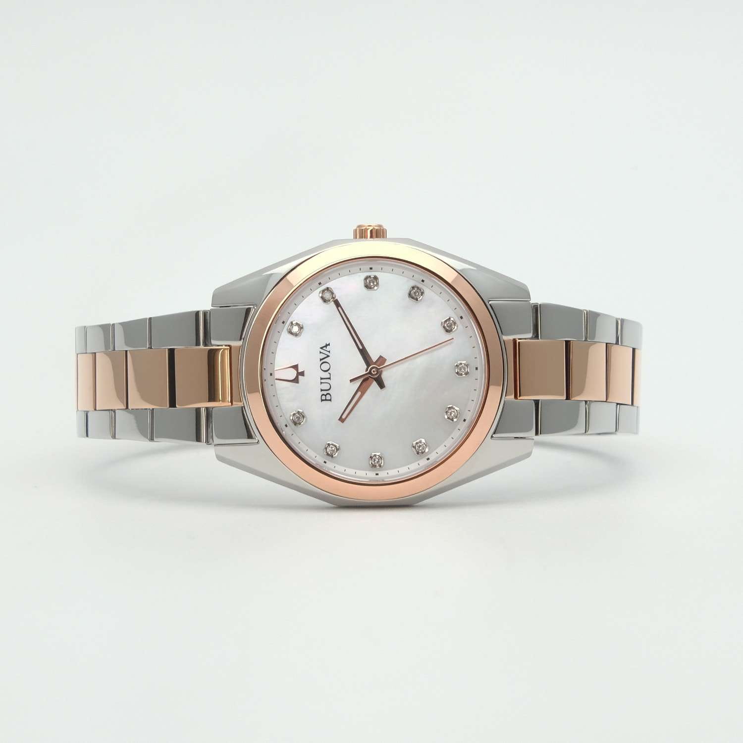 Bulova 98P207 женские часы застежка крупным планом