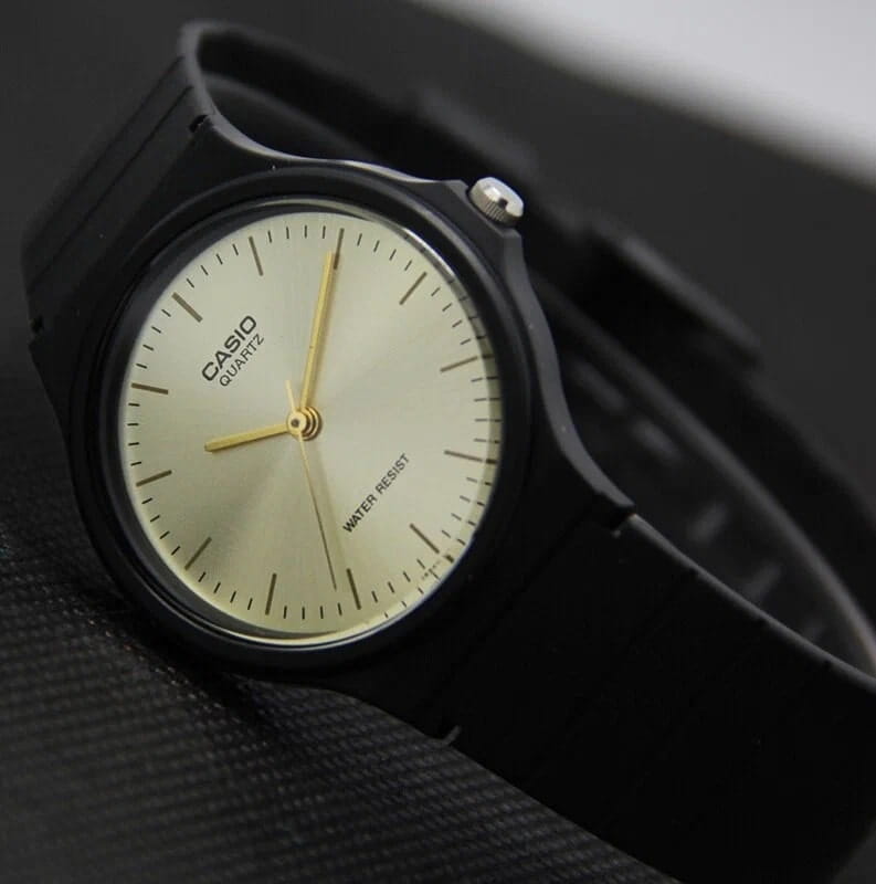 Casio MQ-24-9E мужские часы застежка крупным планом