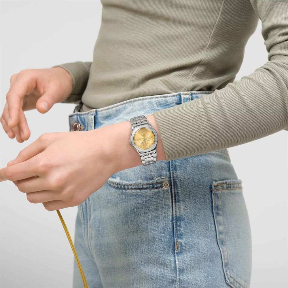 Swatch YLS236G женские часы застежка крупным планом