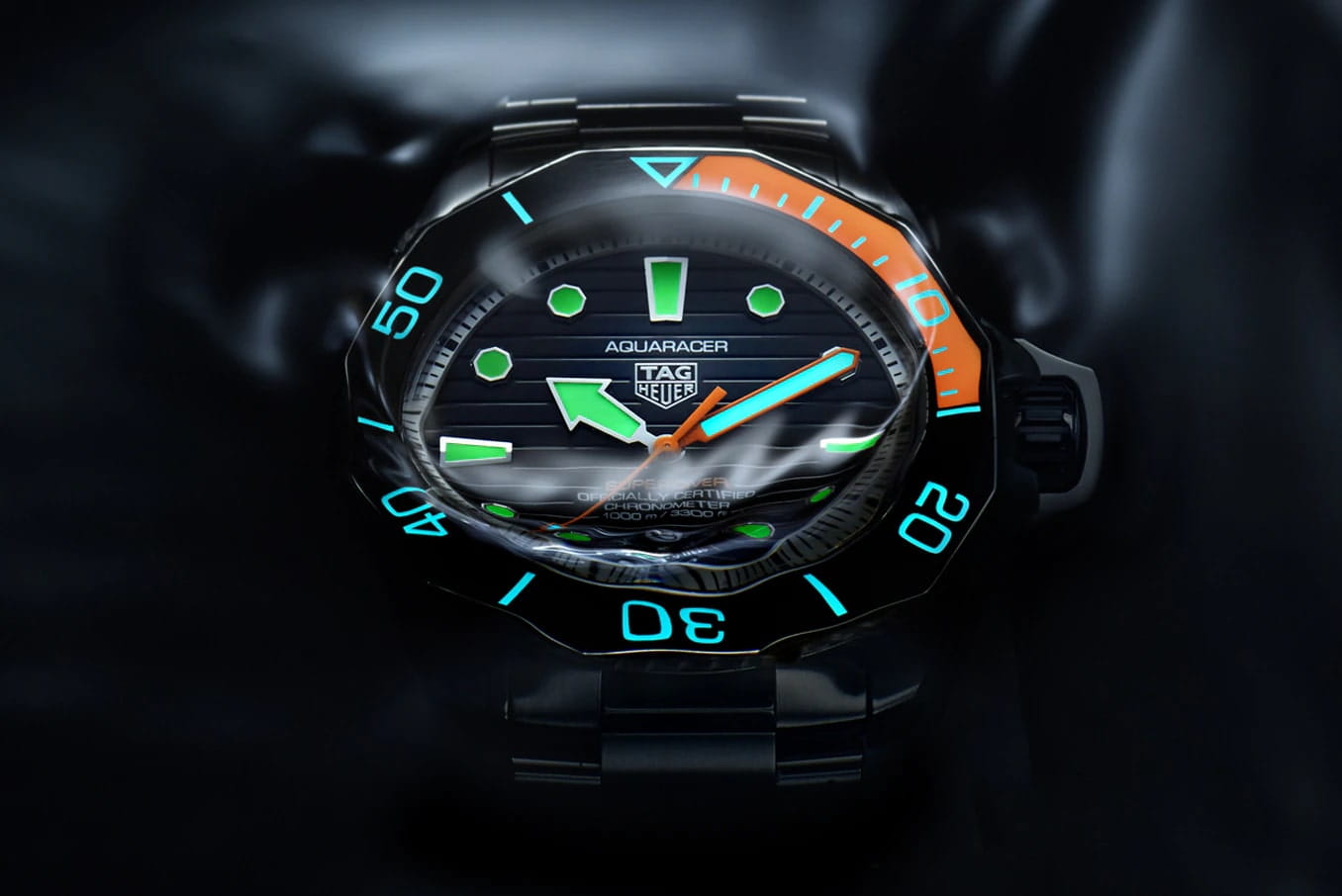 TAG Heuer TAG Heuer Aquaracer Professional 1000 Superdiver Date WBP5A8A.BF0619 механические мужские часы часы крупный план черный циферблата