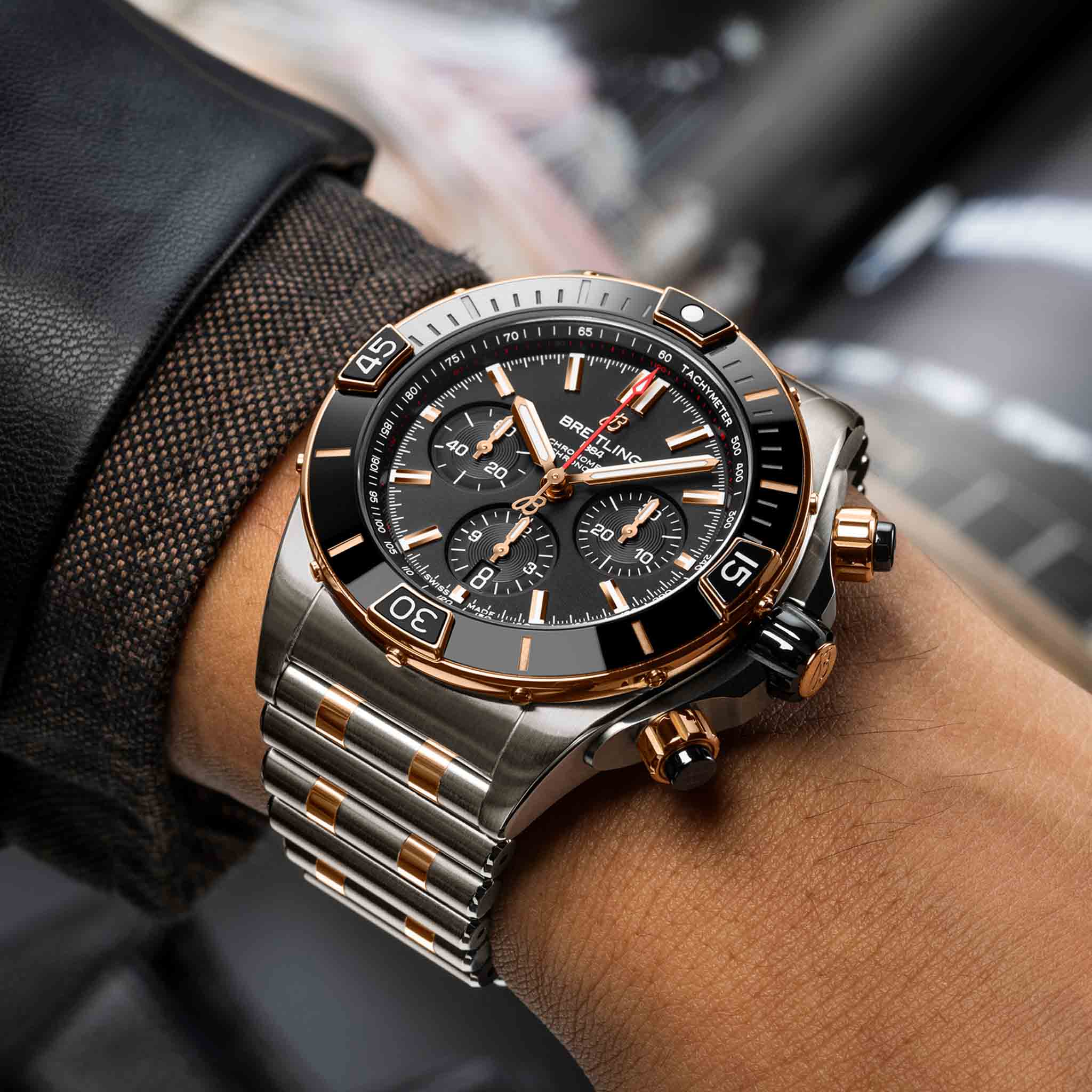 Breitling Breitling Super Chronomat B01 44 UB0136251B1U1, chronomat швейцария мужские часы на браслете нержавеющая сталь + золото 18к боковой вид