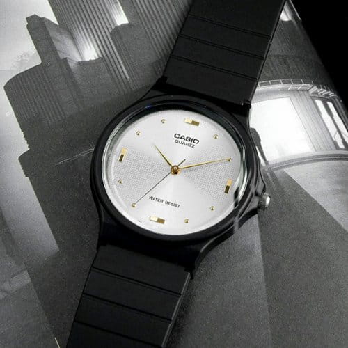 Casio MQ-76-7A1 женские часы застежка крупным планом