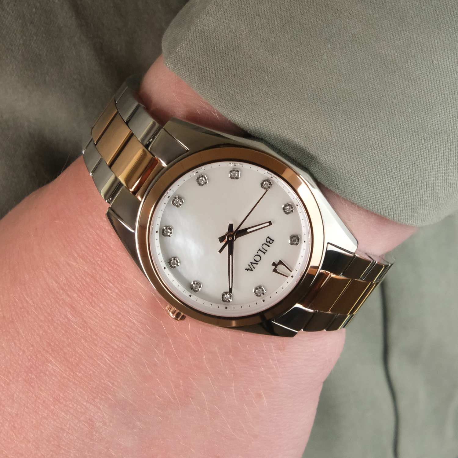 Bulova Bulova Surveyor 98P207 кварцевые женские часы часы крупный план перламутровый циферблата