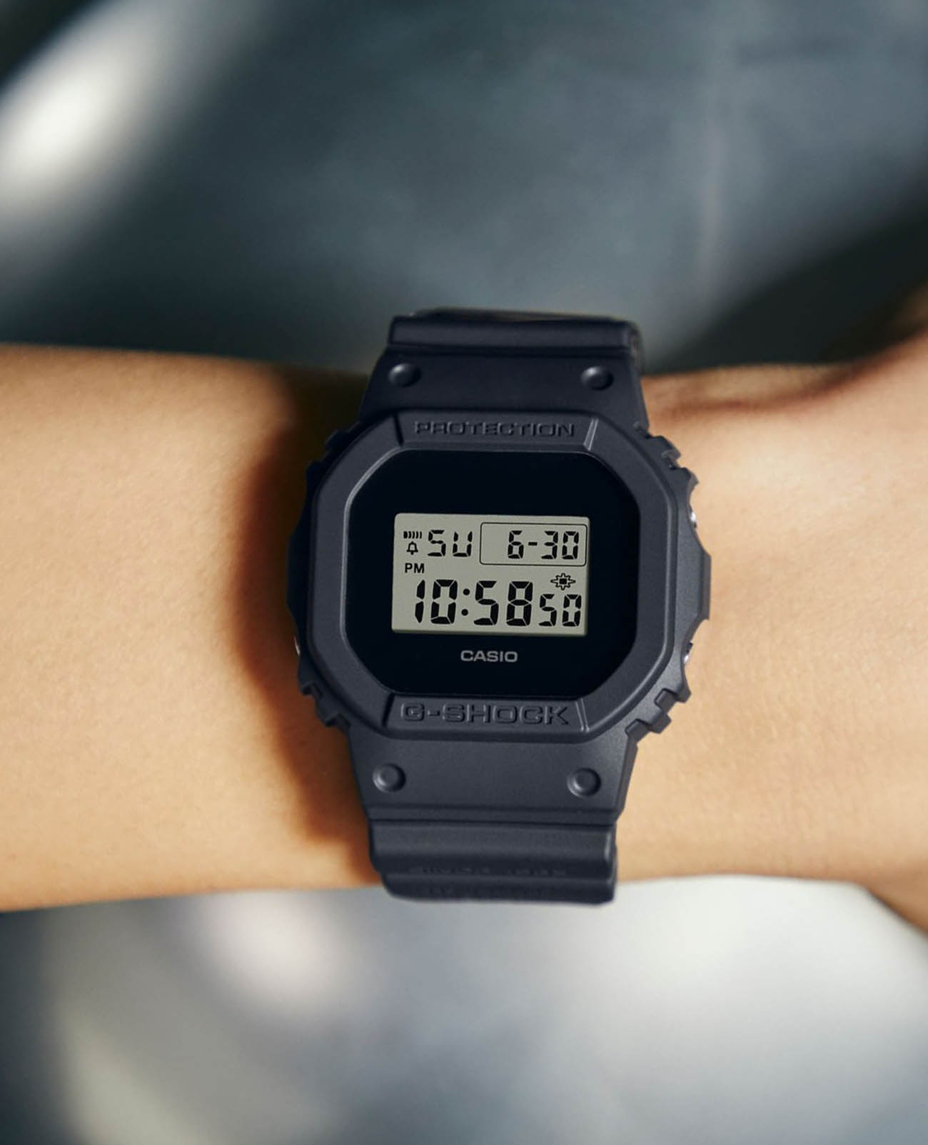 Casio Casio G-Shock DWE-5657RE-1ER , наручные мужские часы фото под углом
