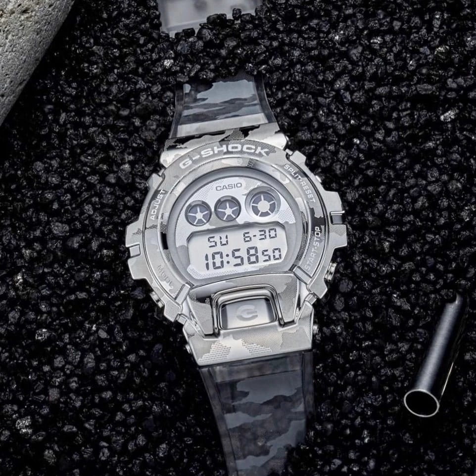 Casio GM-6900SCM-1ER мужские часы застежка крупным планом