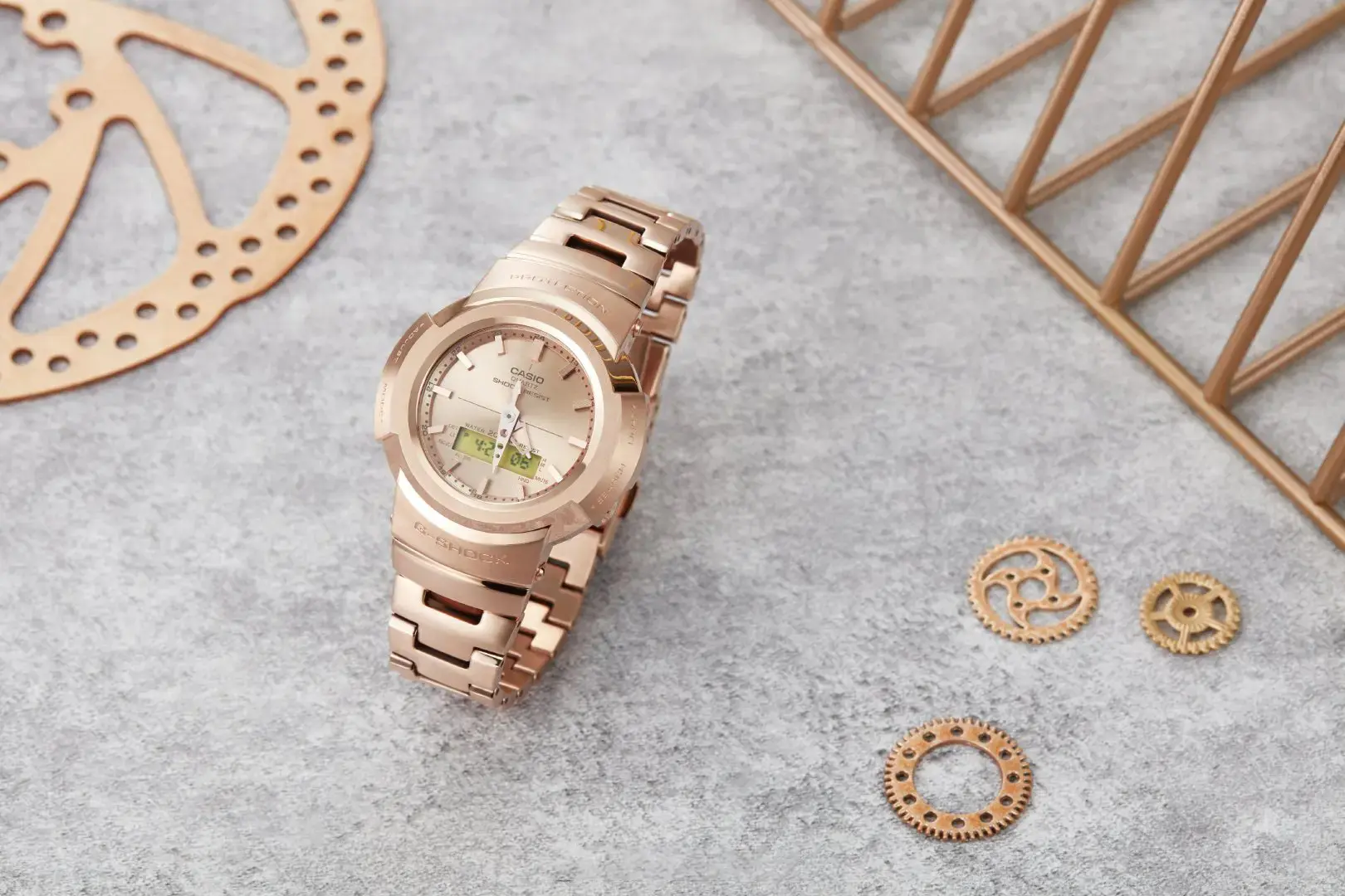 Casio AWM-500GD-4ADR мужские часы застежка крупным планом