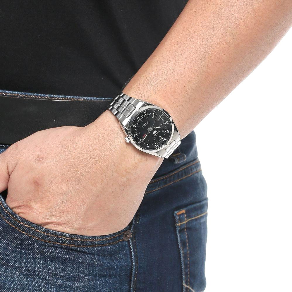 Seiko SNK567J1 мужские часы застежка крупным планом