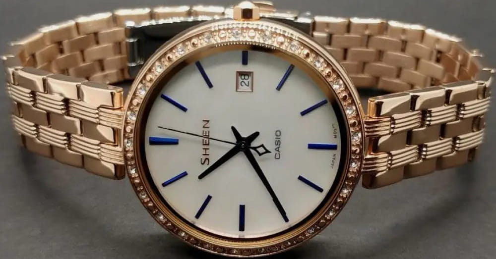 Casio SHE-4052PG-2A женские часы застежка крупным планом