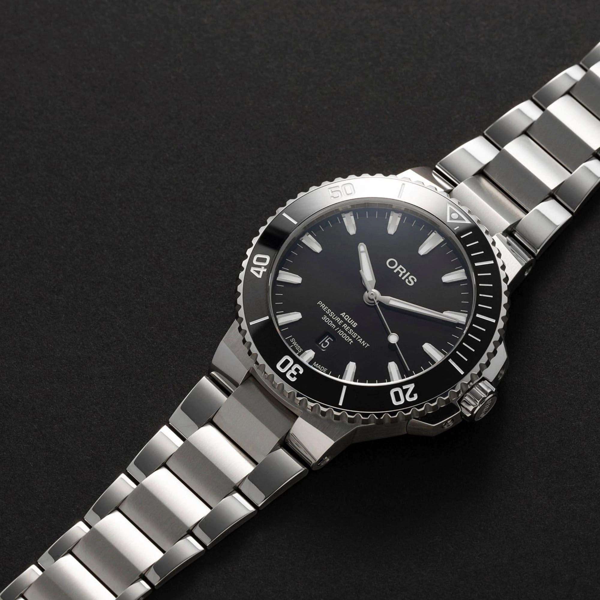 Oris Oris Aquis Date 01 733 7789 4154-07 8 23 04PEB  — детали корпуса и нержавеющая сталь