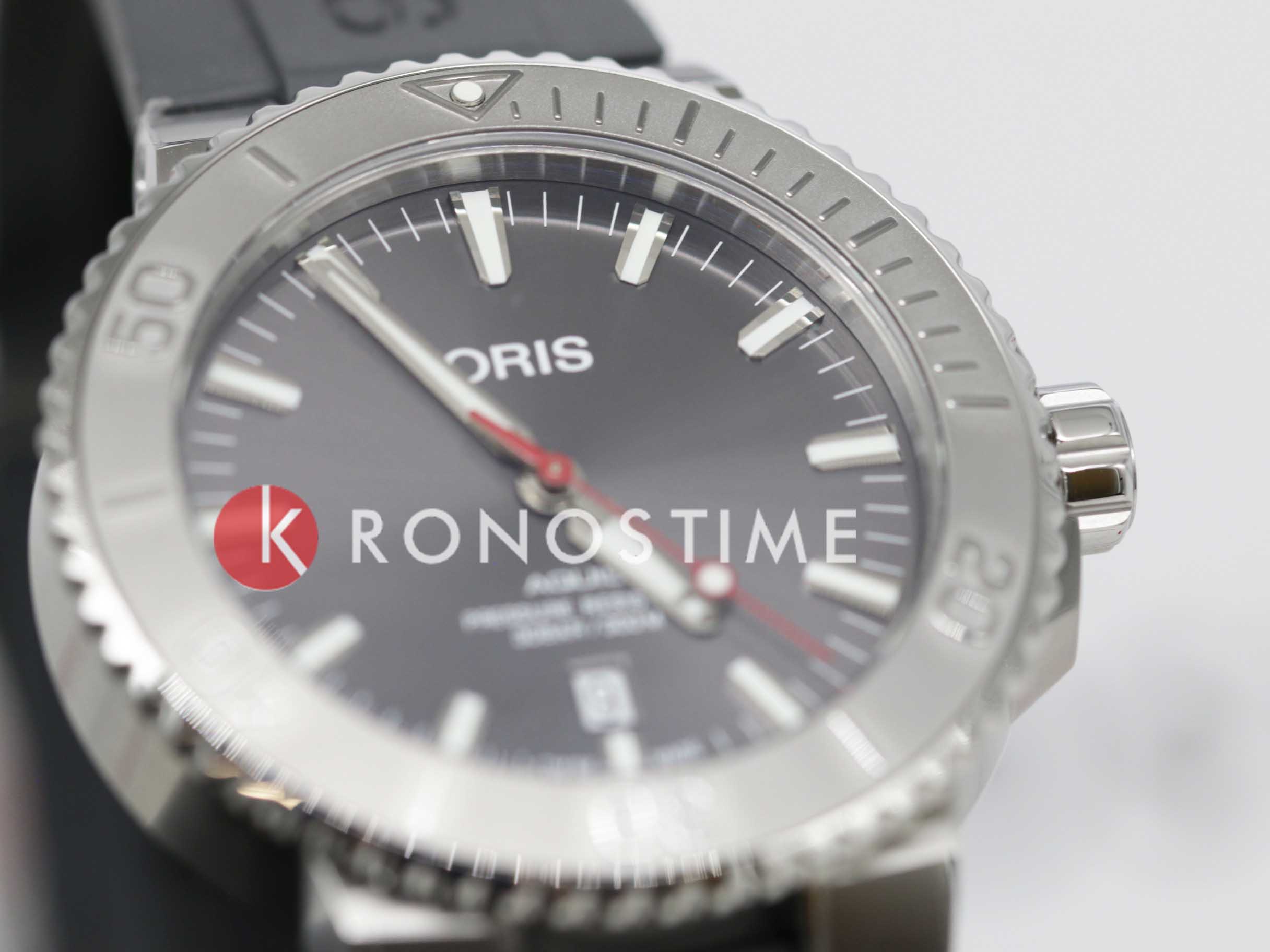 Oris Oris Aquis Date Relief 01 733 7730 4153-07 4 24 63EB, aquis швейцария мужские часы на браслете каучук боковой вид