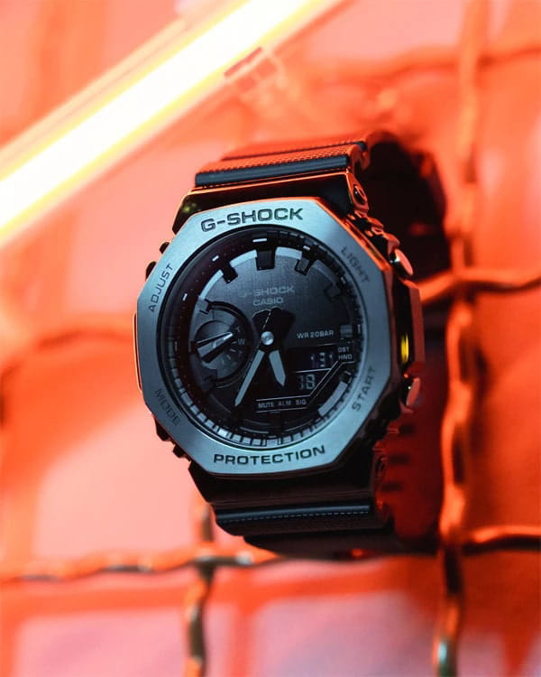 Casio GMA-P2100BB-1ADR женские часы застежка крупным планом