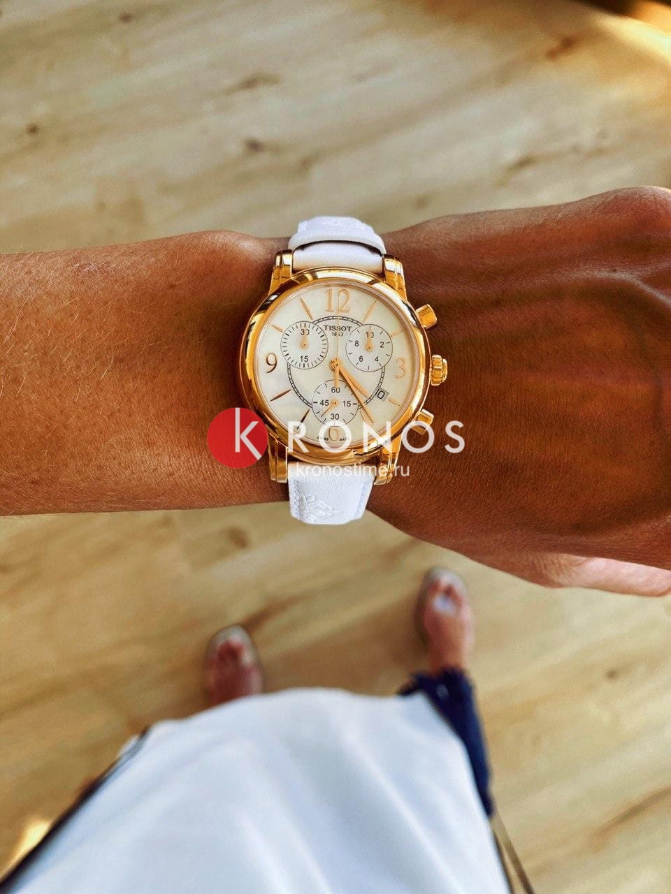 Tissot T0502173711700 женские часы застежка крупным планом