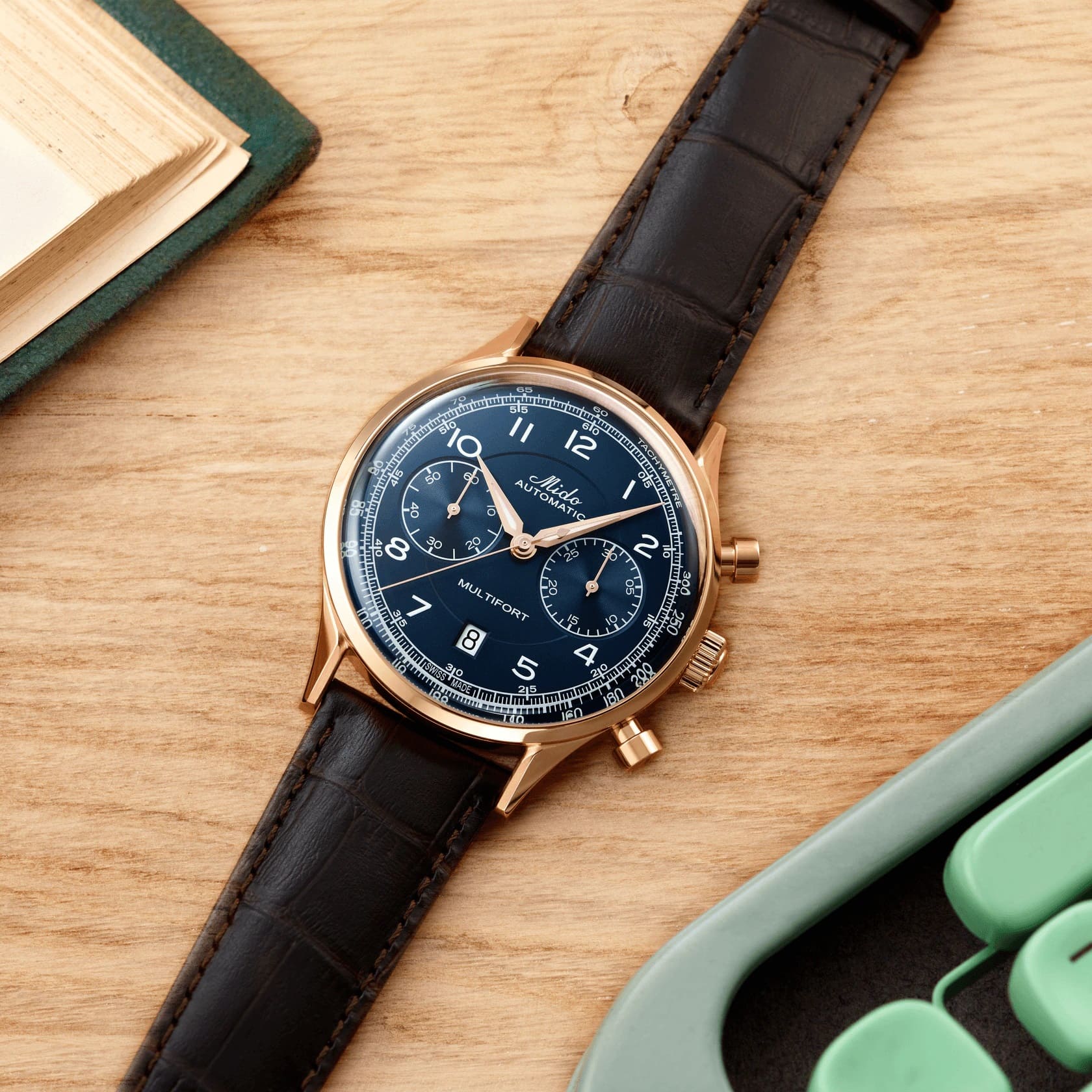 Mido M0404273604200 мужские часы застежка крупным планом