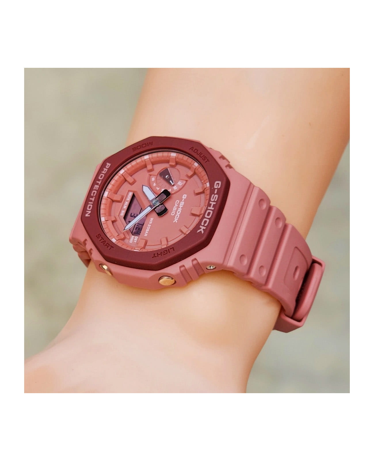 Casio Casio G-Shock GA-2110SL-4A4DR (GA-2110SL-4A4) GA, наручные женские часы фото под углом