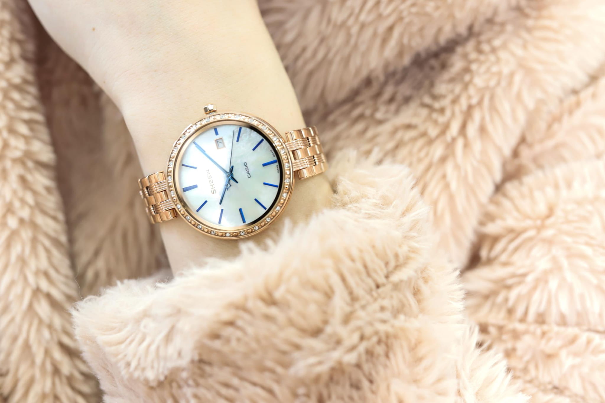 Casio Casio Sheen SHE-4052PG-2A, sheen япония женские часы на браслете сталь с ip покрытием боковой вид