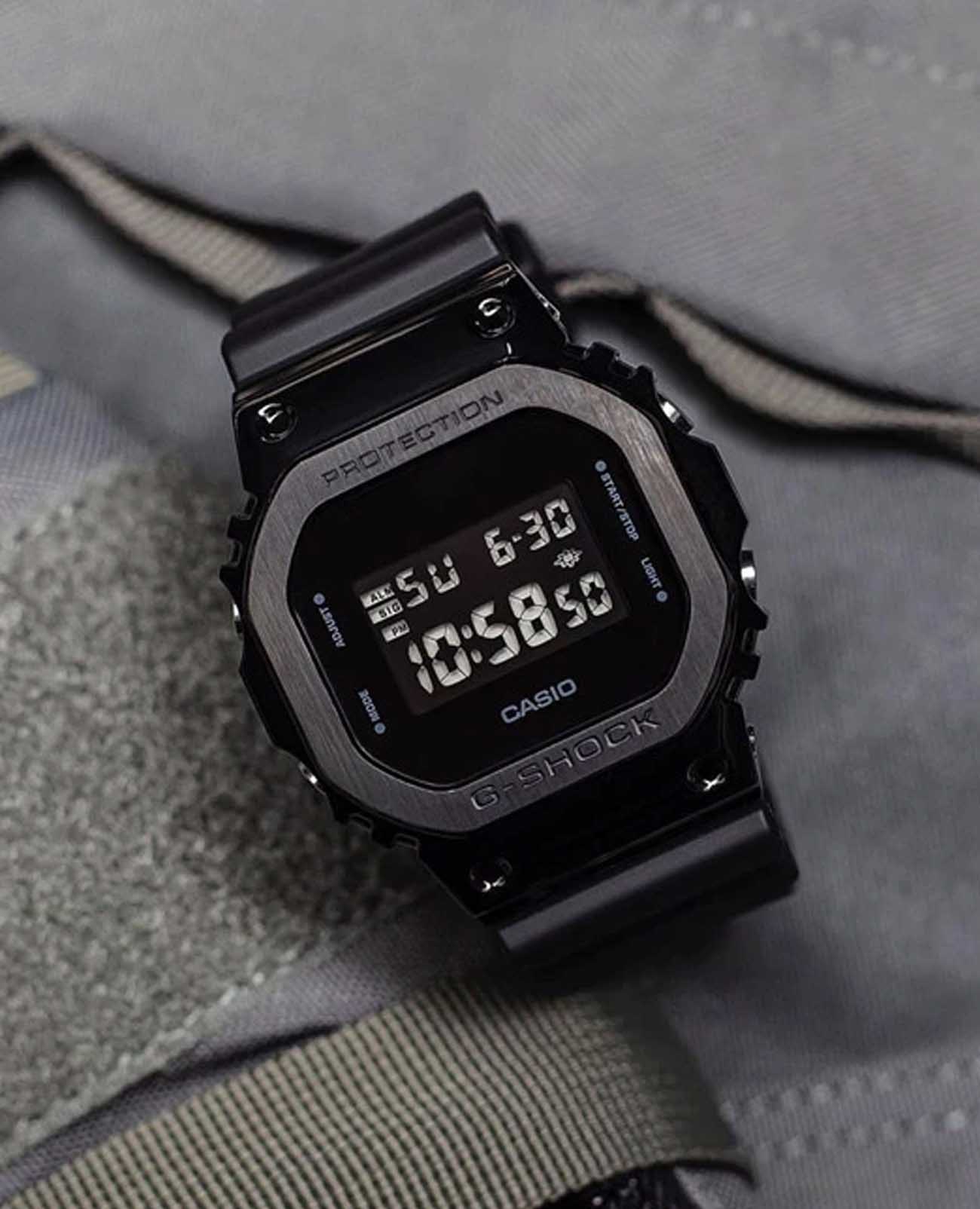 Casio Casio G-Shock GM-5600UB-1DR мужские часы черный циферблат на запястье