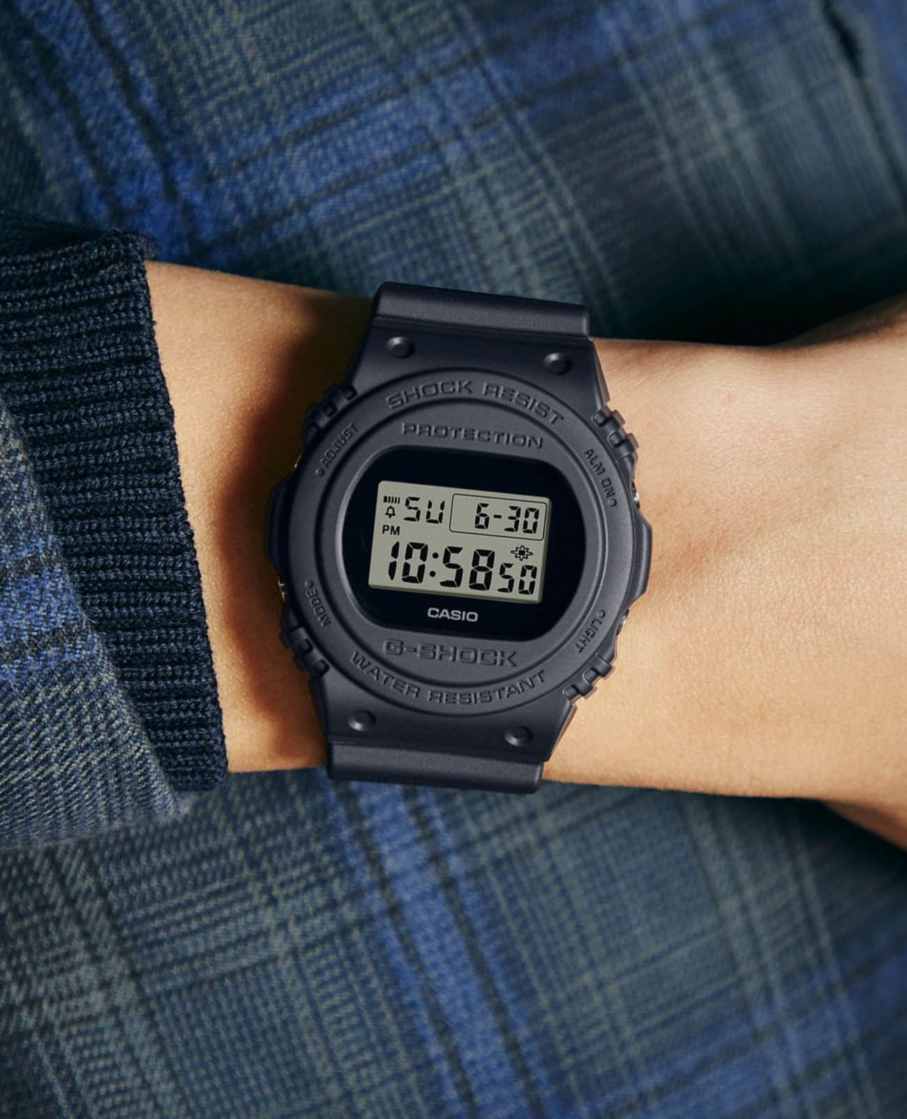 Casio Casio G-Shock DWE-5657RE-1ER, g-shock япония мужские часы на браслете пластик боковой вид