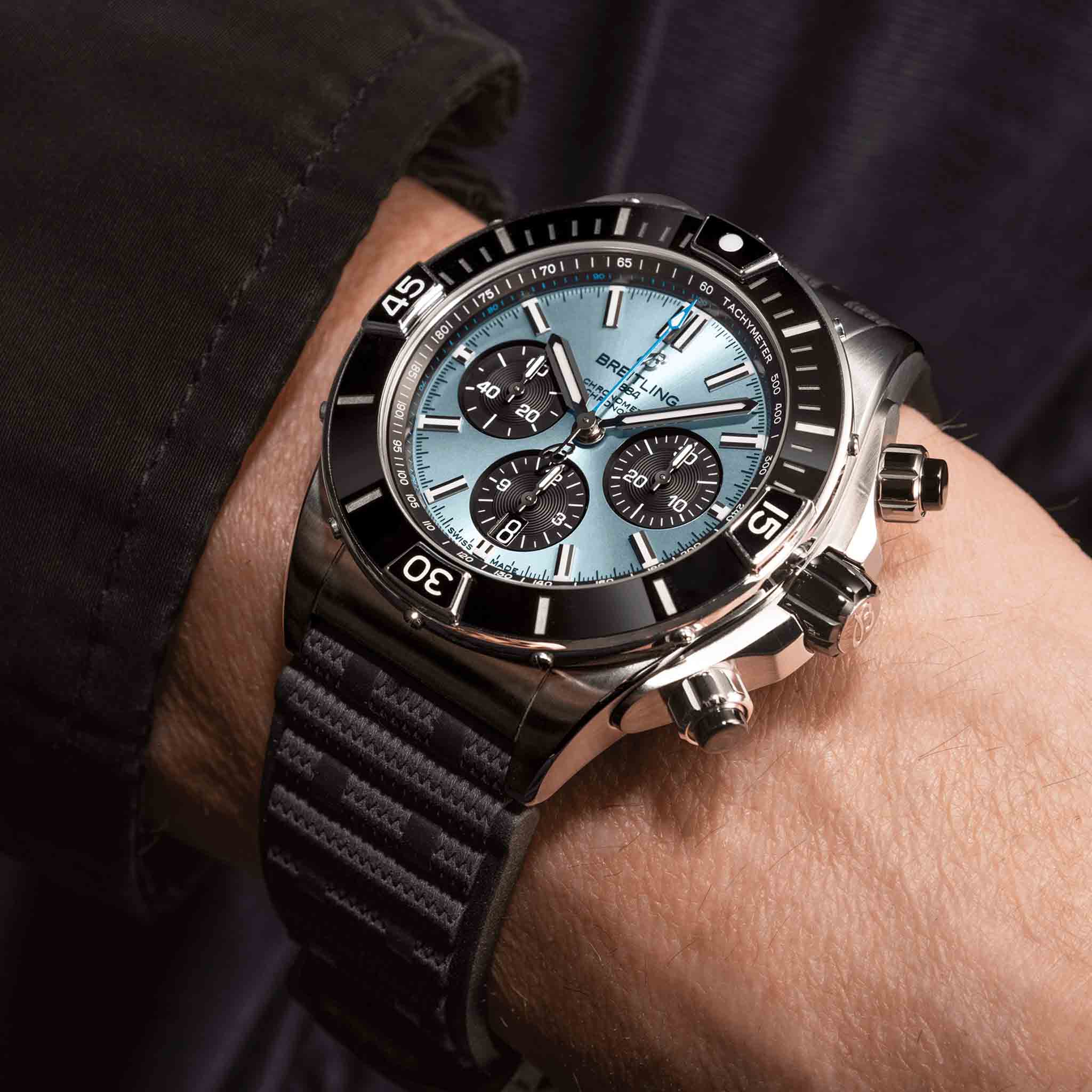 Breitling Breitling Super Chronomat B01 44 PB0136251C1S1, chronomat швейцария мужские часы на браслете каучук боковой вид