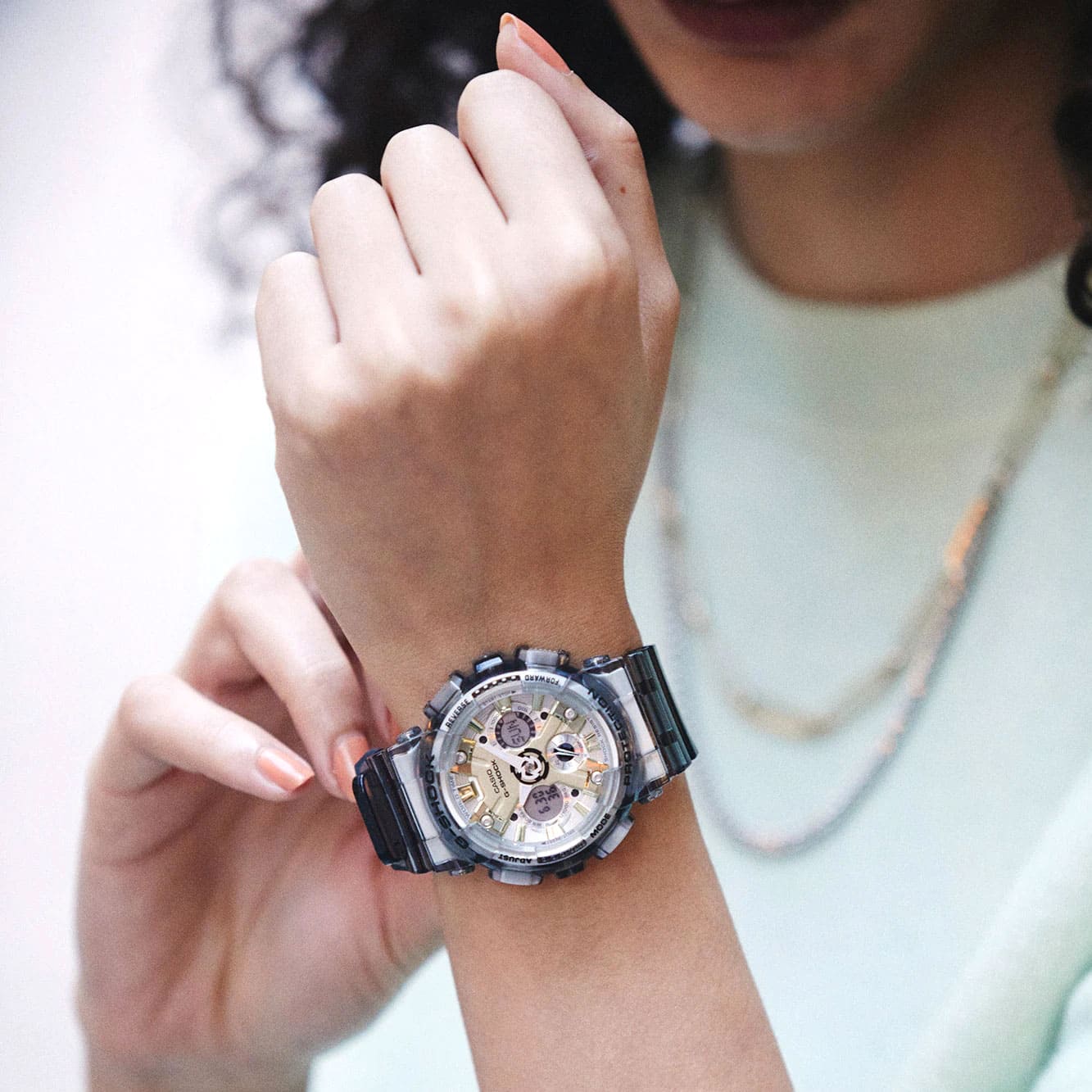 Casio Casio G-Shock GMA-S120GS-8ADR (GMA-S120GS-8A) , наручные женские часы фото под углом