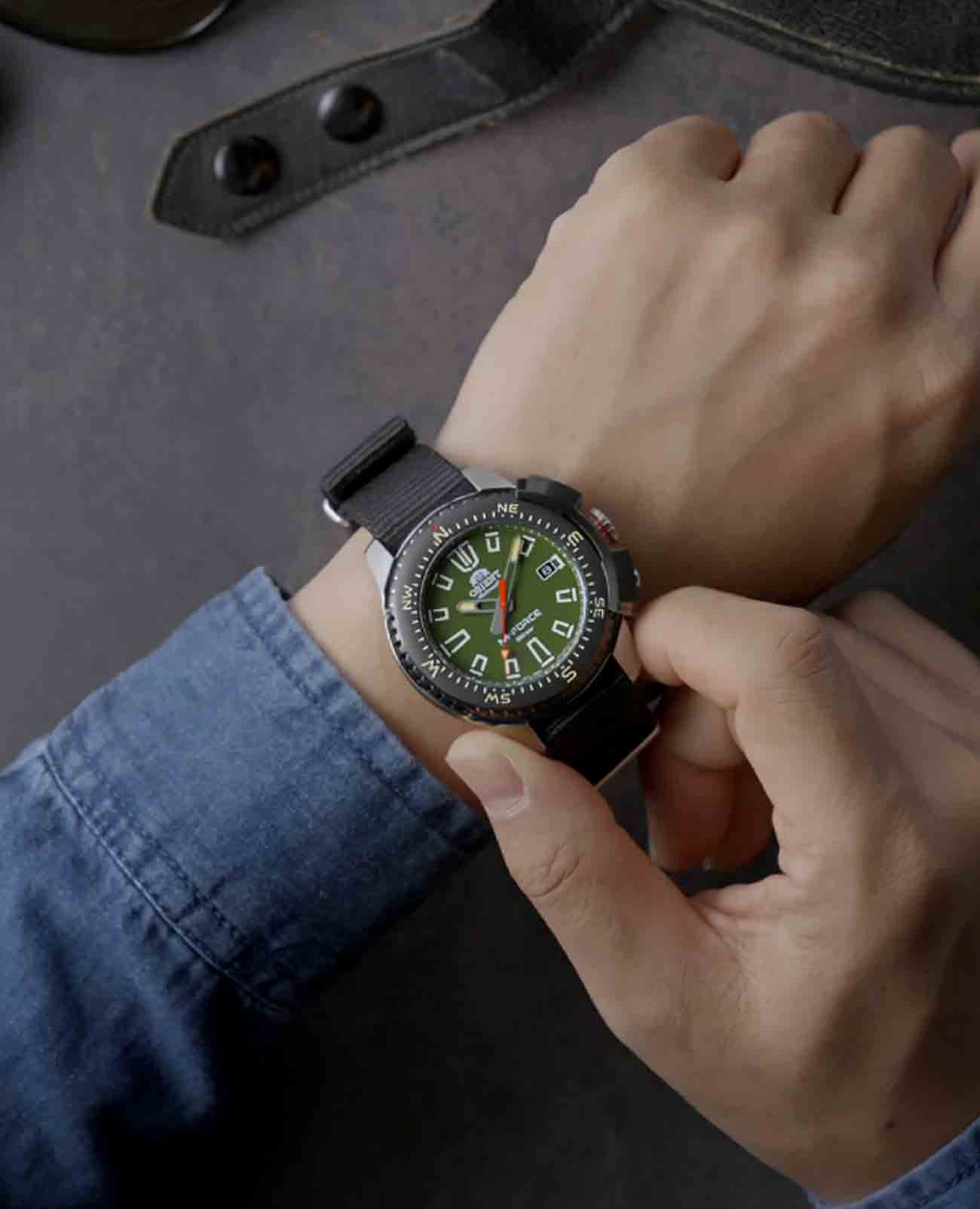 Orient RA-AC0N03E мужские часы застежка крупным планом