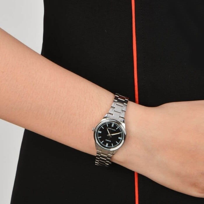 Casio LTP-V005D-1B женские часы застежка крупным планом