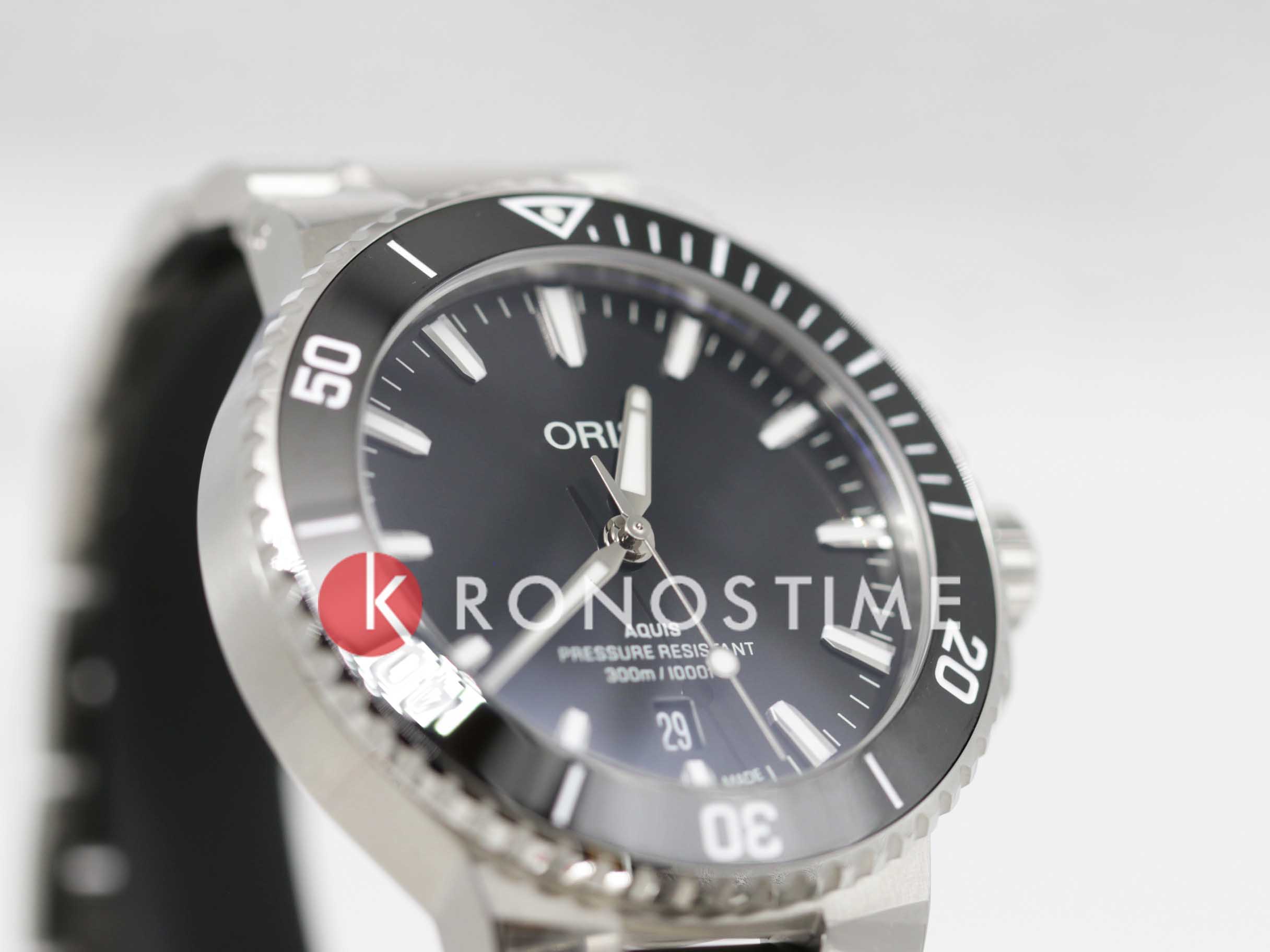 Oris Oris Aquis Date 01 733 7787 4154-07 8 22 04PEB , наручные мужские часы фото под углом