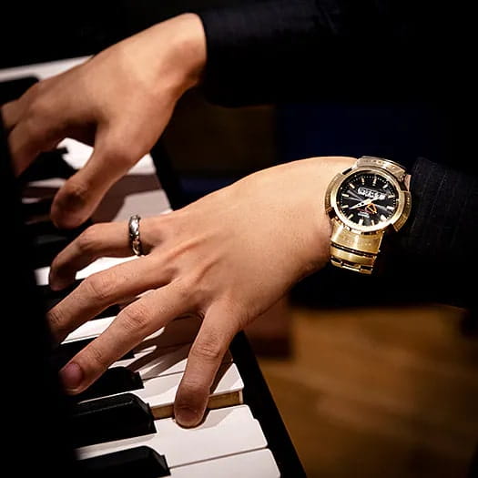 Casio Casio G-Shock AWM-500GD-9ADR, g-shock япония мужские часы на браслете нержавеющая сталь боковой вид