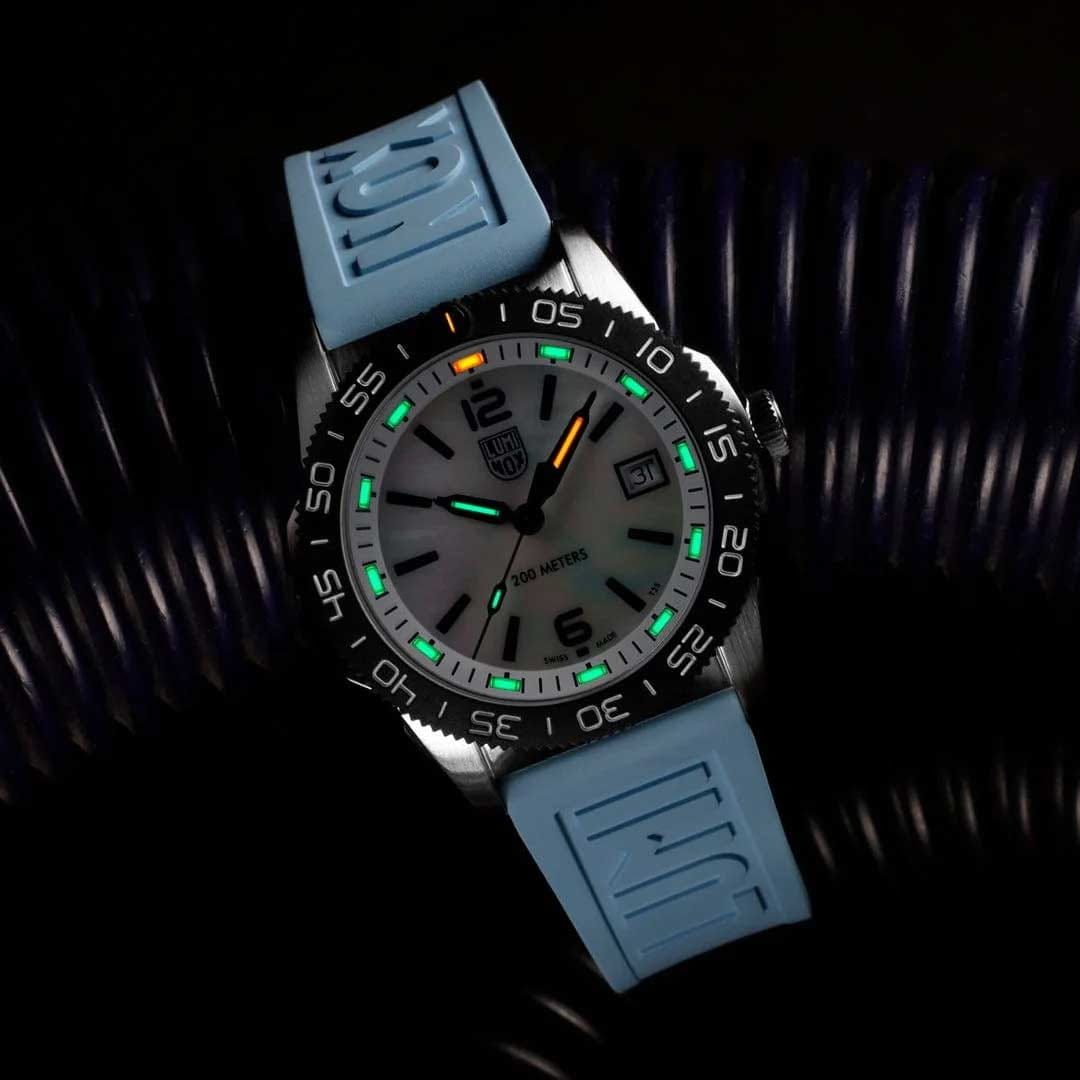 Luminox XS.3124M мужские часы застежка крупным планом