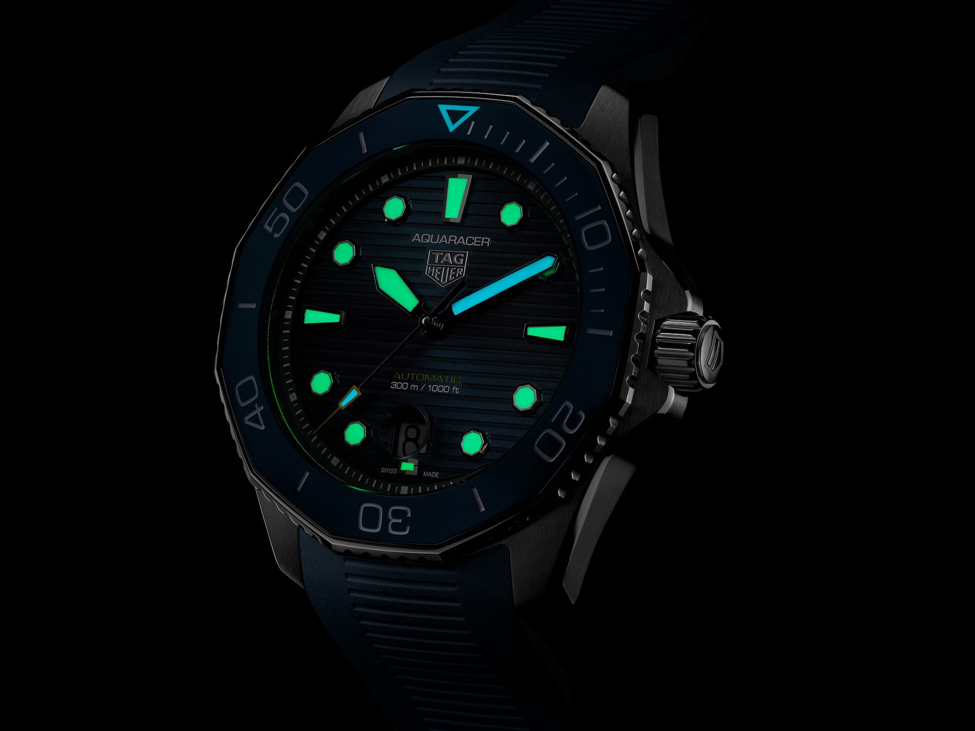 TAG Heuer TAG Heuer Aquaracer Professional 300 WBP201B.FT6198 механические мужские часы часы крупный план синий циферблата