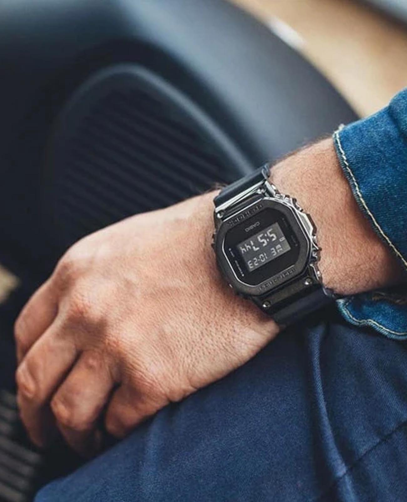 Casio Casio G-Shock GM-5600UB-1DR электронные мужские часы часы крупный план черный циферблата
