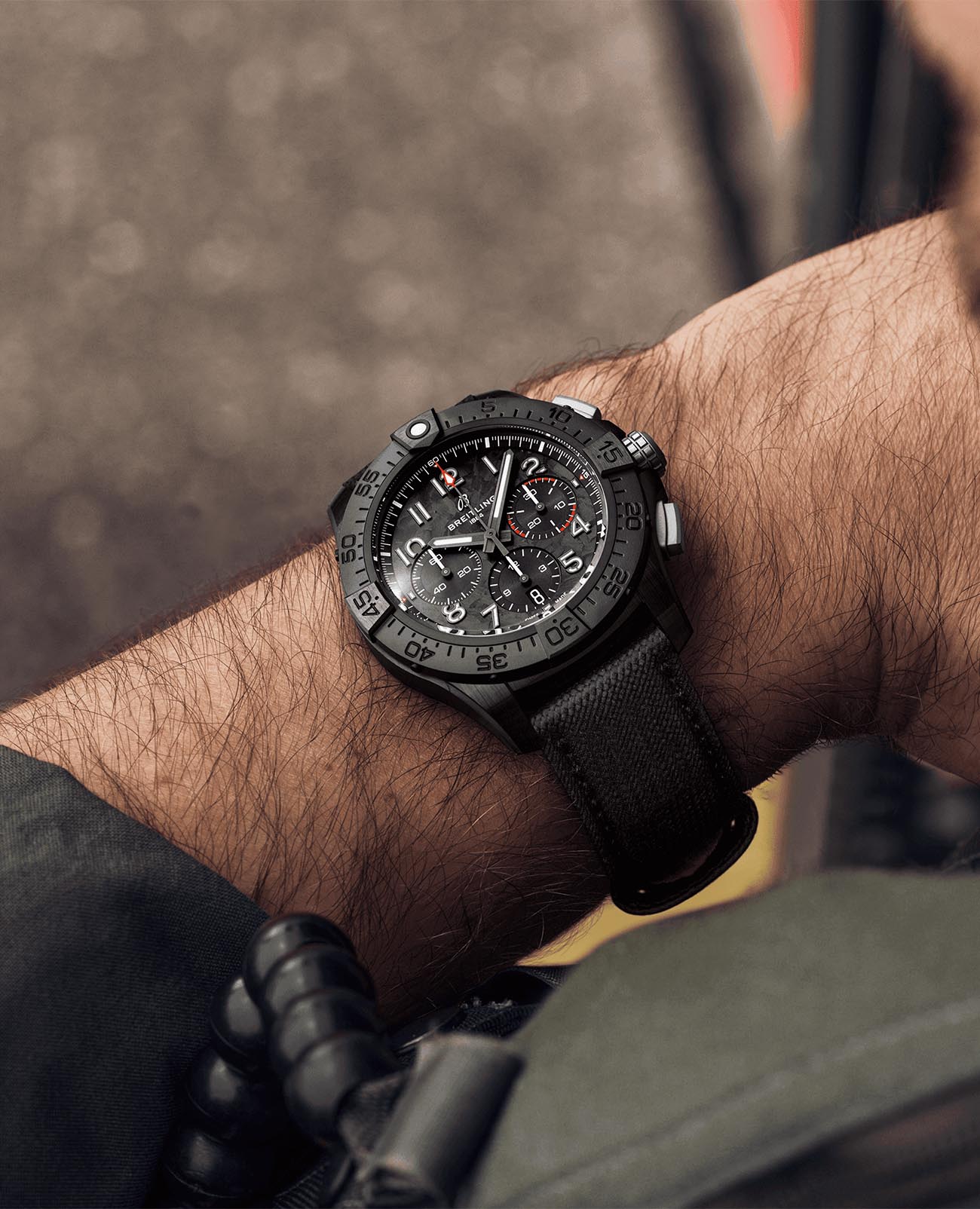 Breitling Breitling Avenger B01 Chronograph 44 Night Mission SB0147101B1X1 мужские часы черный циферблат на запястье