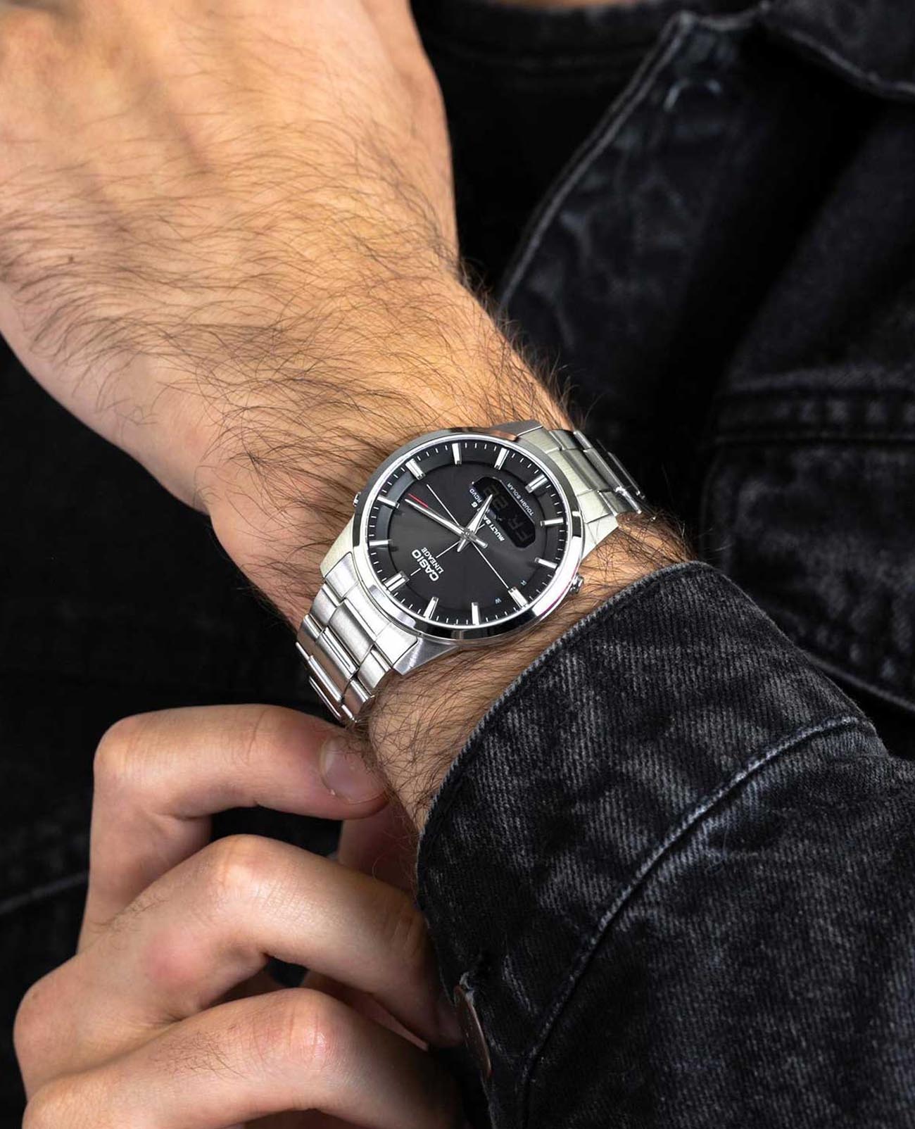 Casio Casio Radio Controlled LCW-M170D-1AER , наручные мужские часы фото под углом