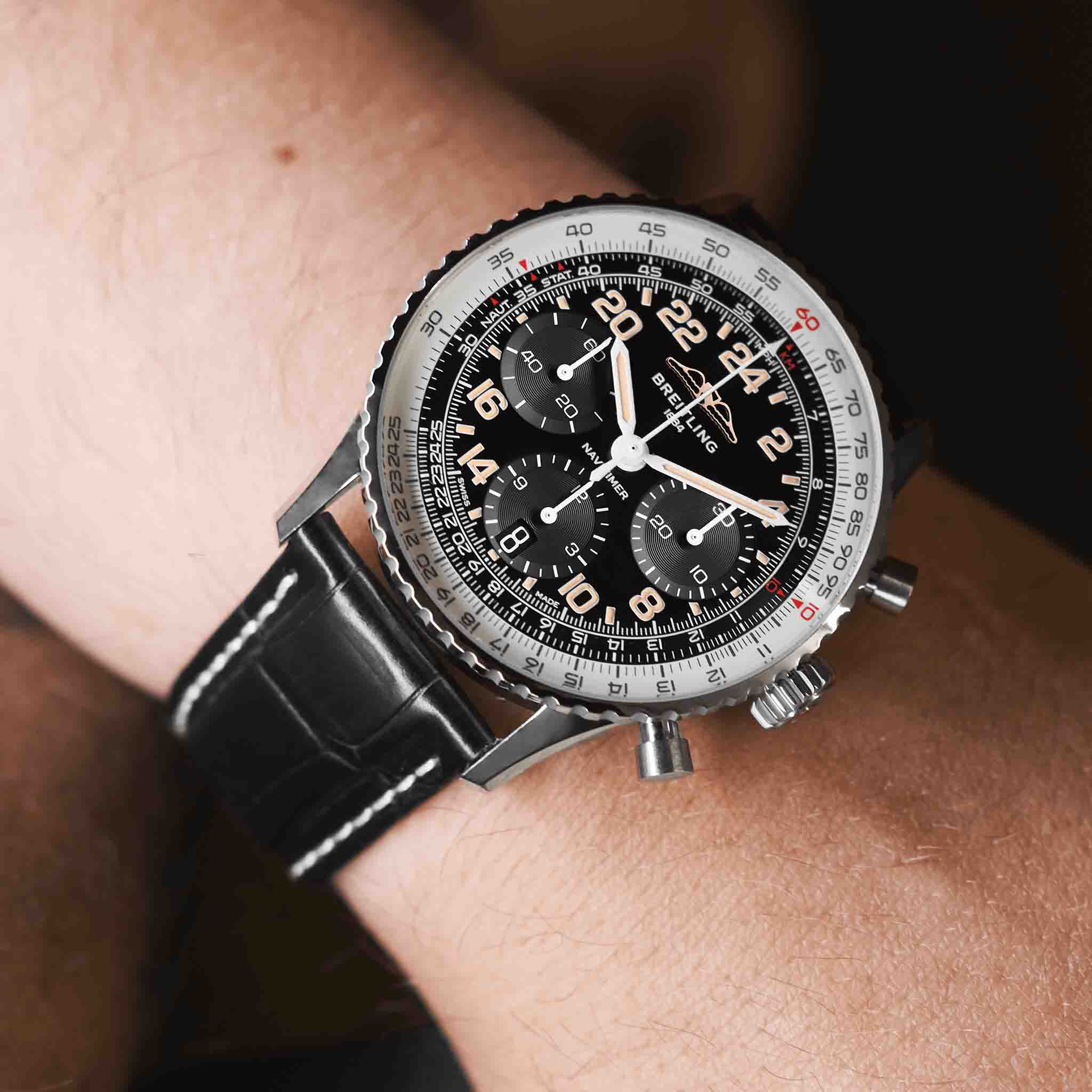 Breitling Breitling Navitimer B02 Chronograph 41 Cosmonaute PB02301A1B1P1, navitimer швейцария мужские часы на браслете кожаный боковой вид