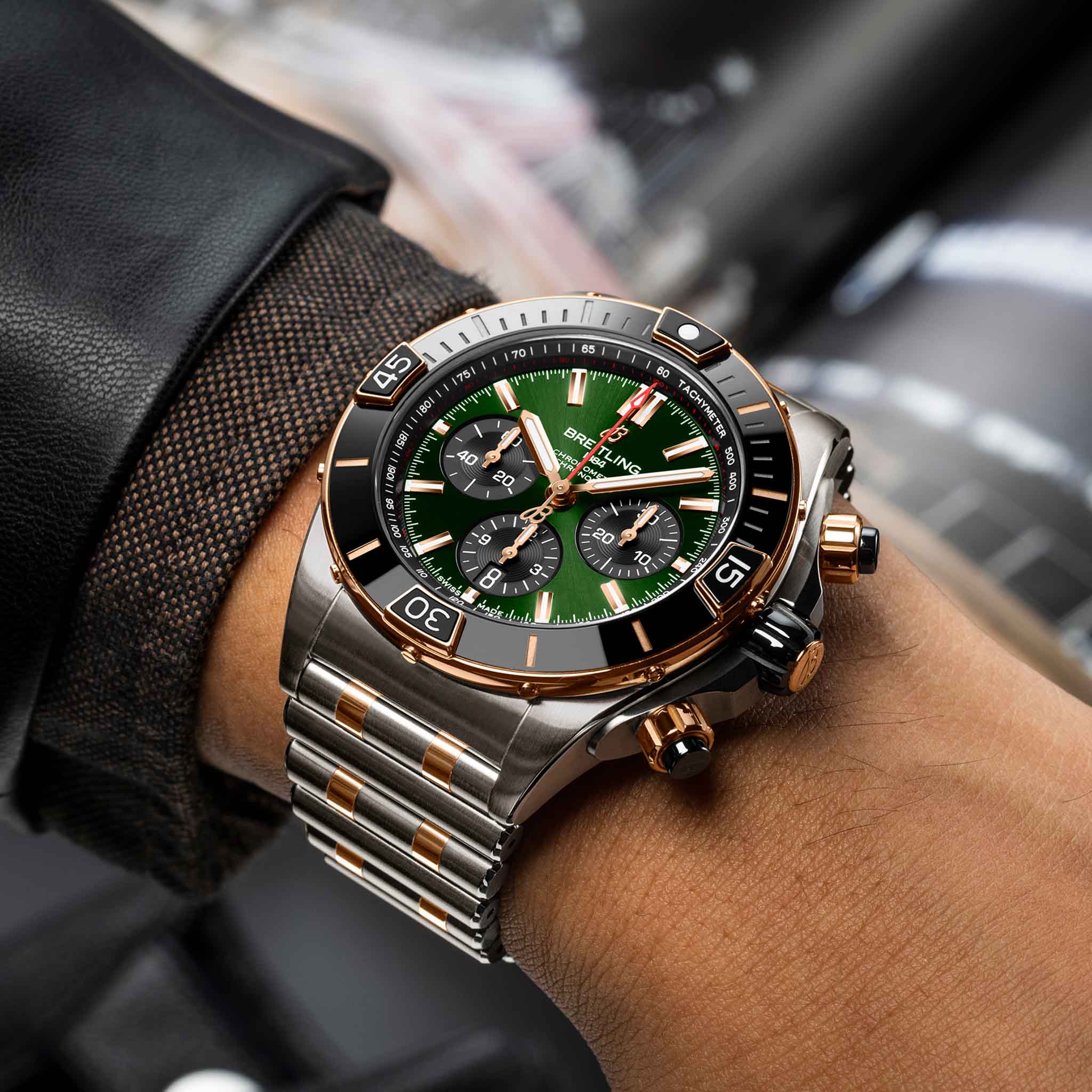 Breitling Breitling Super Chronomat B01 44 UB0136251L1U1, chronomat швейцария мужские часы на браслете нержавеющая сталь + золото 18к боковой вид