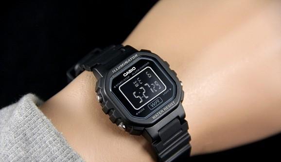 Casio Casio Collection LA-20WH-1BDF (LA-20WH-1B) Retro, наручные женские часы фото под углом