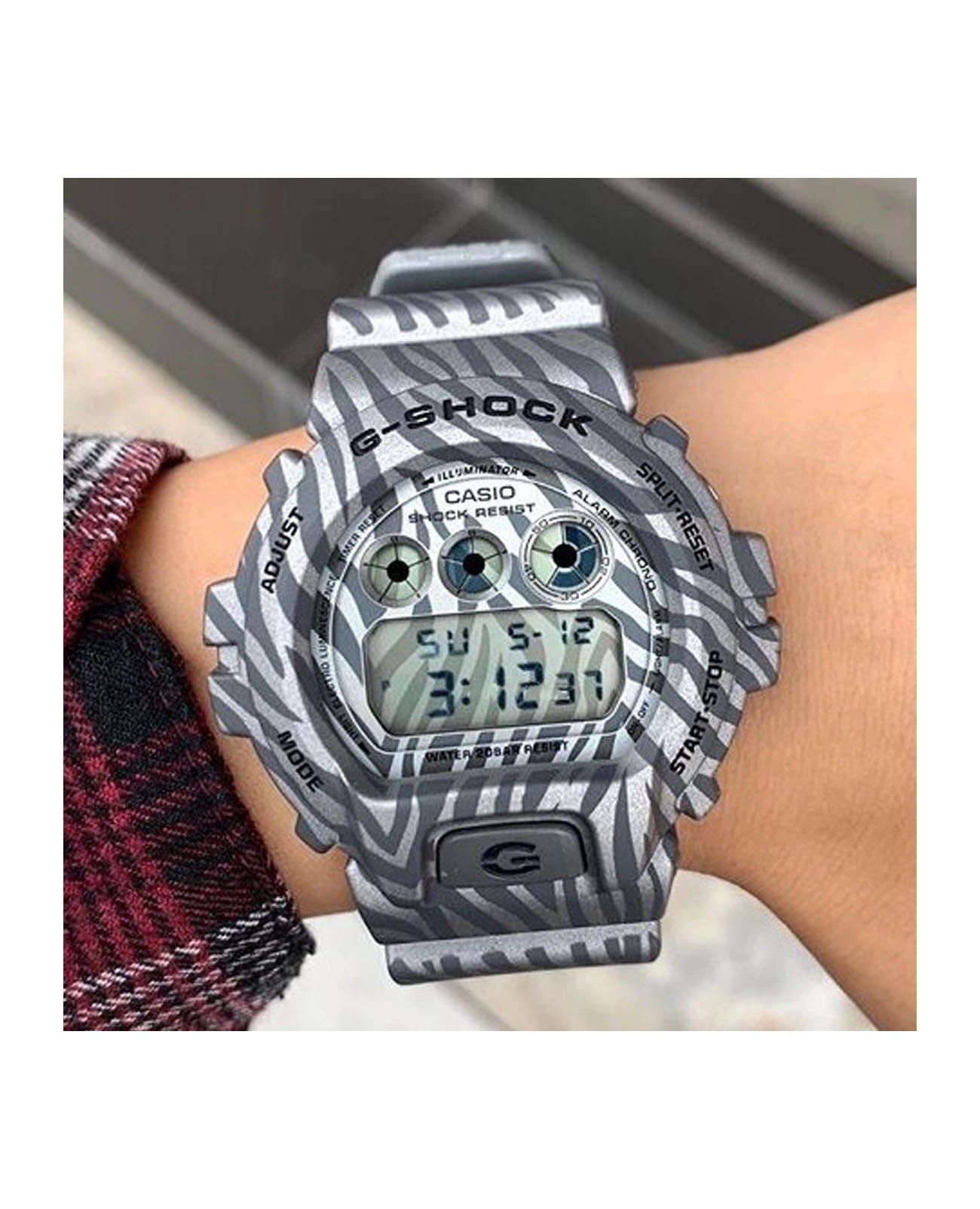 Casio Casio G-Shock DW-6900ZB-8DR , наручные мужские часы фото под углом