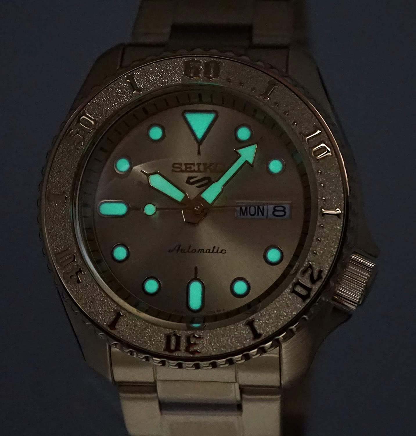 Seiko Seiko 5 Sports SRPE74K1  — детали корпуса и нержавеющая сталь с pvd-покрытием