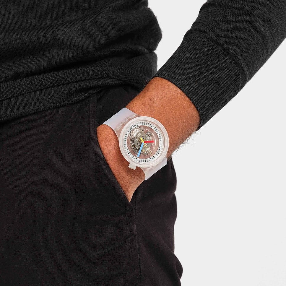 Swatch SB01K100 мужские часы застежка крупным планом