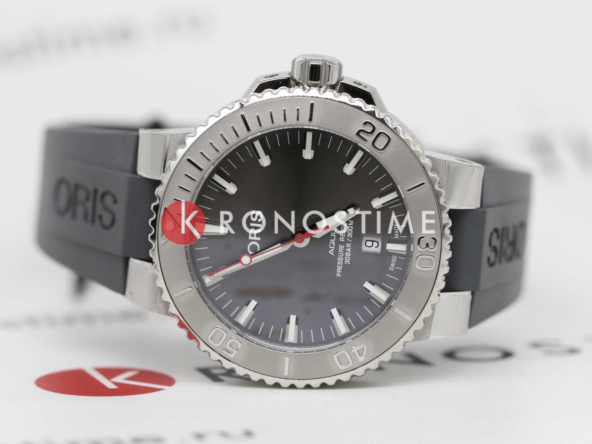 Oris Oris Aquis Date Relief 01 733 7730 4153-07 4 24 63EB , наручные мужские часы фото под углом
