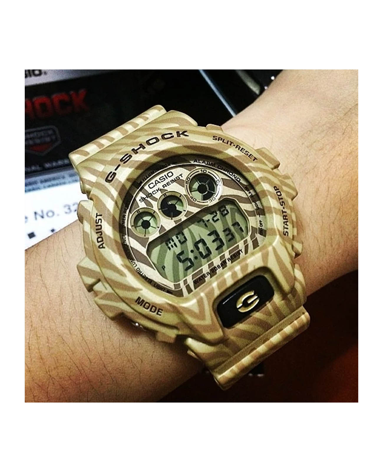 Casio Casio G-Shock DW-6900ZB-9DR , наручные мужские часы фото под углом