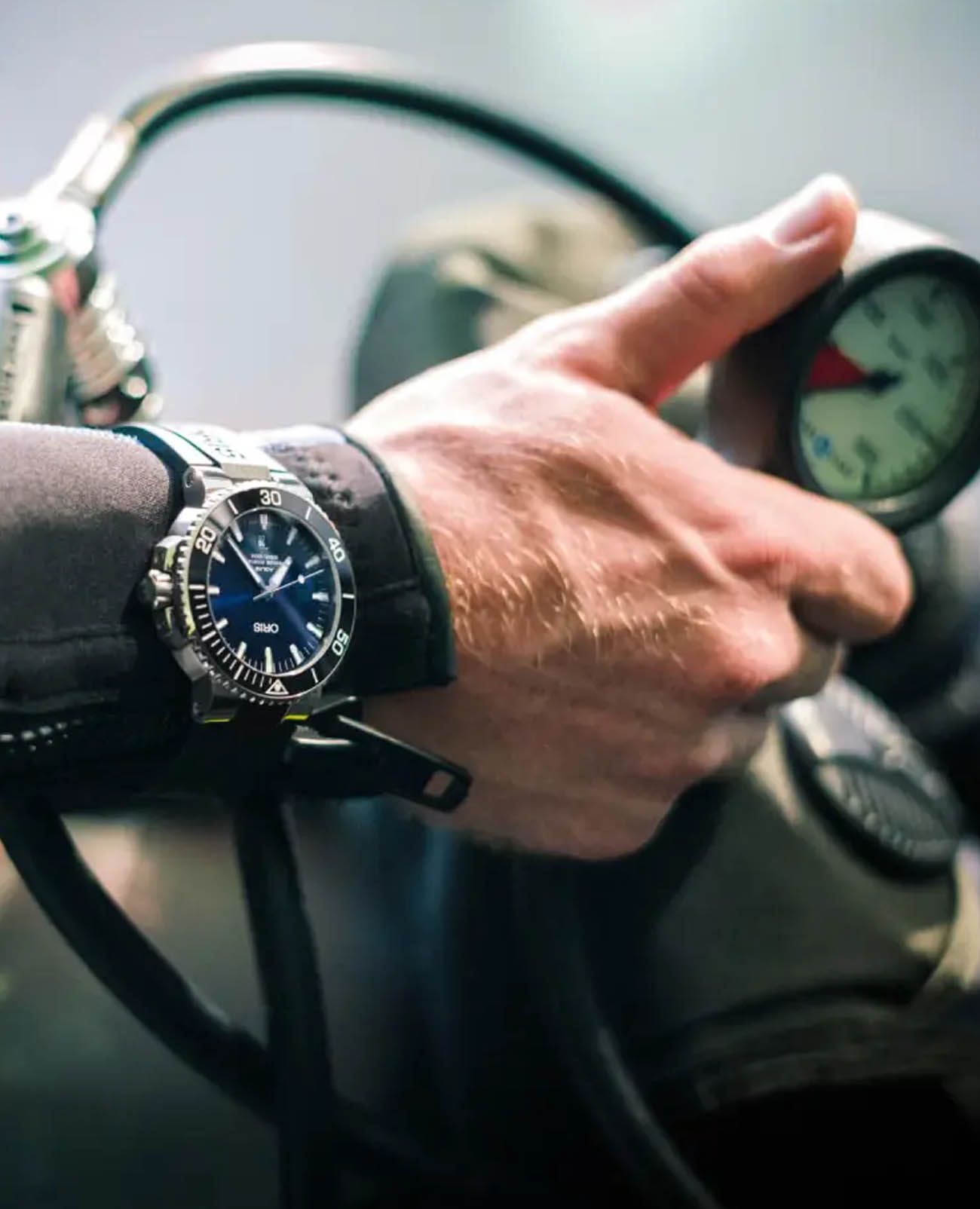 Oris Oris Aquis 01 733 7730 4135-07 4 24 64EB  — детали корпуса и каучук