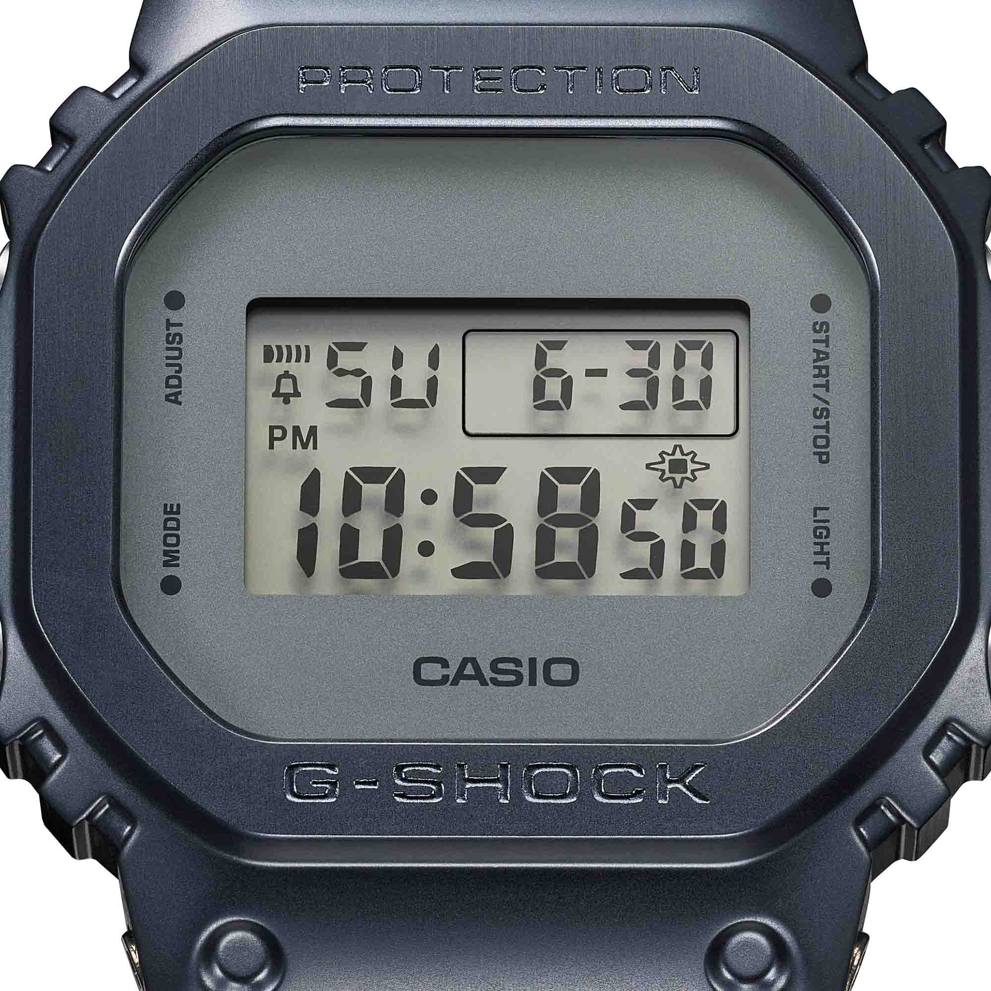 Casio GM-5600MF-2E мужские часы застежка крупным планом